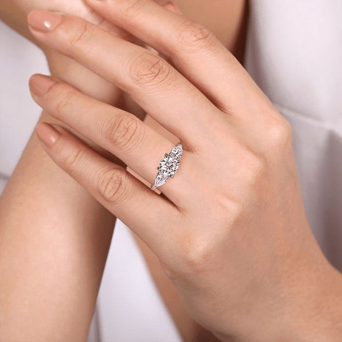 14K White Gold 3 Stone Solitaire Round Diamond Semi-Mount Ring 0.60CTW.