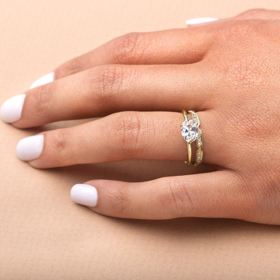18K Gold East-West Solitaire Engagement Ring